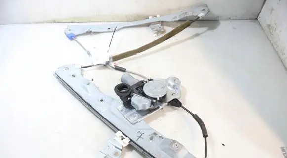 Infiniti Q50 Front window lifting mechanism without motor