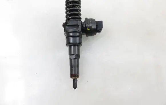 Volkswagen Golf V Fuel injector 0414720215 038130073AG