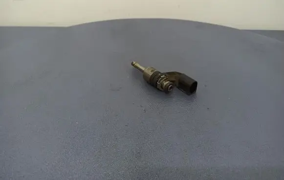 Volkswagen Golf V Fuel injector 03C906036E