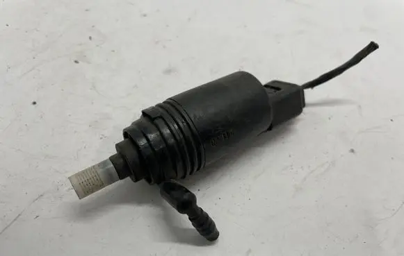 BMW 5 F10 F11 Windscreen/windshield washer pump 8377612