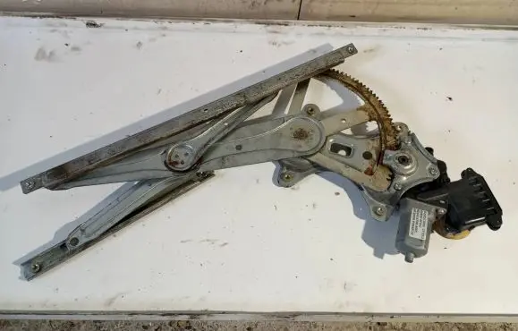 Toyota Corolla Verso E121 Front door window regulator with motor 698200F010