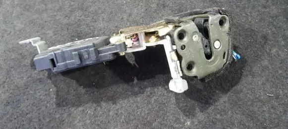 Subaru Impreza I Front door lock