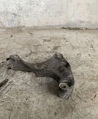 Opel Zafira B Engine mounting bracket