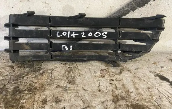 Mitsubishi Colt Front bumper lower grill MN105194