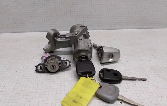 Toyota Corolla E120 E130 Lock set 45020024 501341