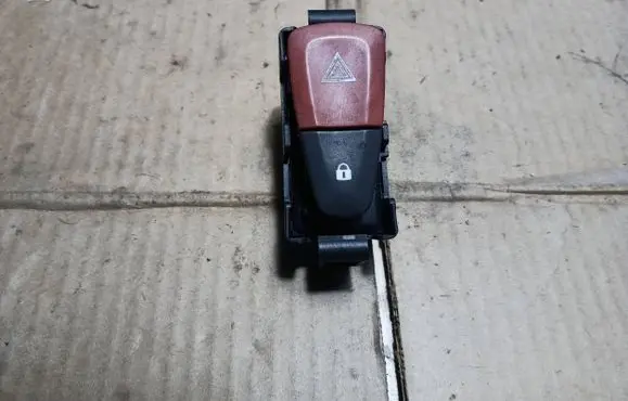 Renault Megane III Hazard light switch 8200409302 8200523299 88300003
