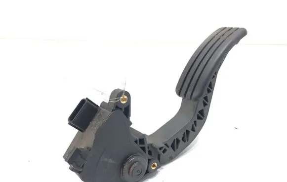 Accelerator throttle pedal