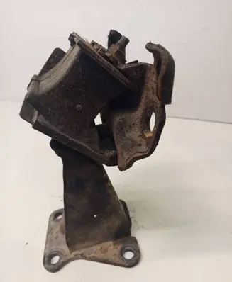 Nissan Pathfinder R51 Engine mount bracket