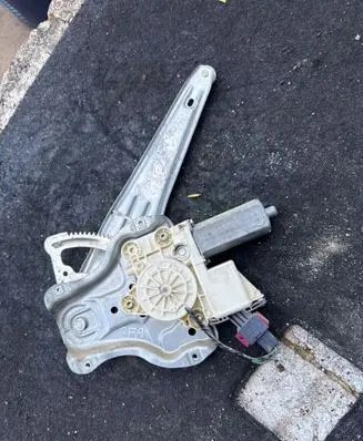 Toyota Avensis T250 Rear door window regulator with motor 0130822031 992045100