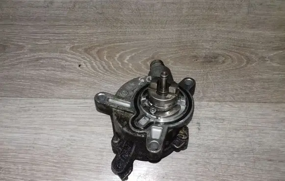 Volvo V70 Vacuum pump 08699237