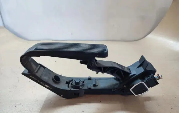 Mercedes-Benz CLS C219 Accelerator throttle pedal A2113000504