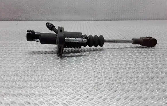 Opel Astra G Clutch master cylinder 90523769