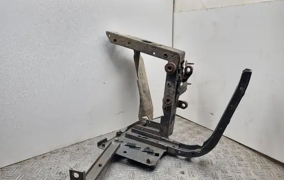 Audi A8 S8 D2 4D Fender mounting bracket 4D0821138AL 4D0821138AM
