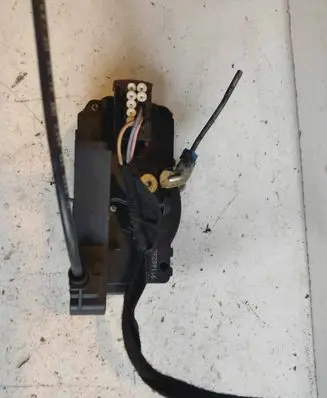 Opel Vivaro Front door lock 91166230