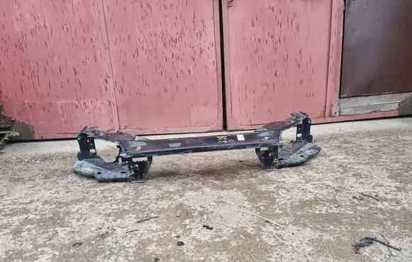 Radiator support slam panel bracket