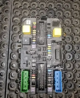 Opel Astra H Fuse module 13220829