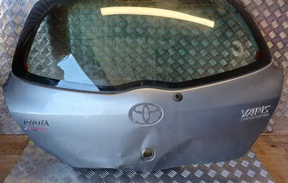 Toyota Yaris Rear windscreen/windshield window 