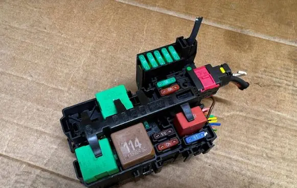 Citroen DS7 Crossback Fuse module 9806192580