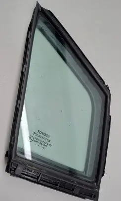 Toyota Avensis T270 Front door vent window glass four-door 43R001605