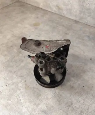 Toyota Corolla Verso AR10 Power steering pump 32100