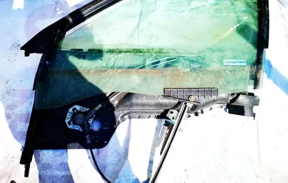 Audi 80 90 B3 Front door window/glass frame 