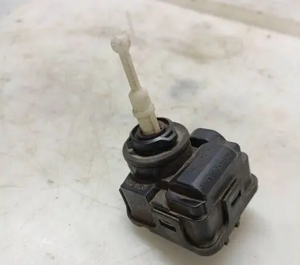 Volkswagen PASSAT B5 Headlight level adjustment motor 3A0941295