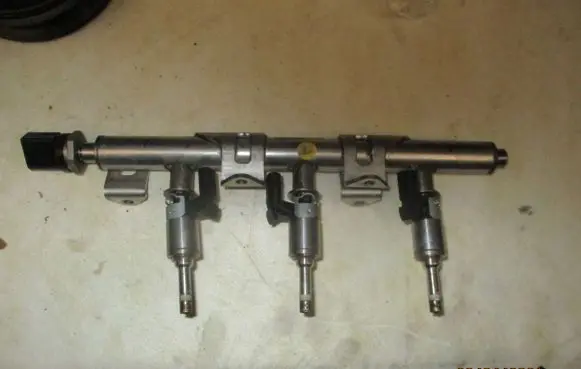 Volkswagen PASSAT B7 Fuel main line pipe AUDI04C133320