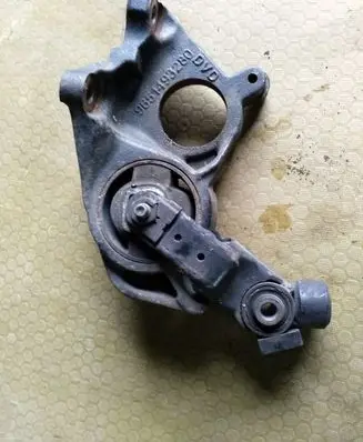 Citroen C4 I Engine mounting bracket 9651493280