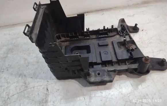 Volkswagen Golf VI Battery tray 1K0915333