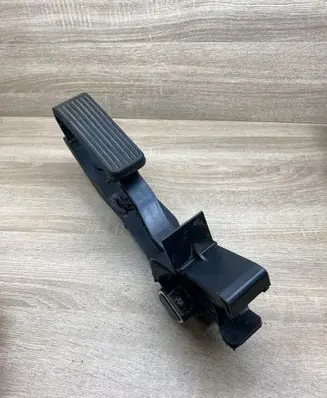 Mercedes-Benz E W211 Accelerator throttle pedal A2113000404