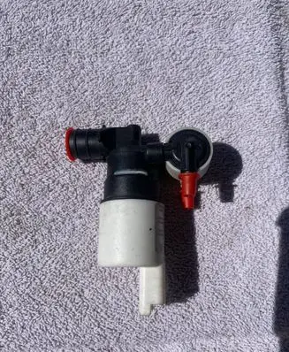 Peugeot 308 Windscreen/windshield washer pump 643492