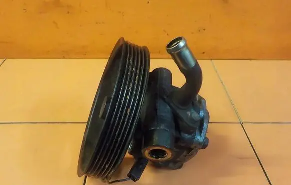 Mitsubishi L200 Power steering pump 128Z1