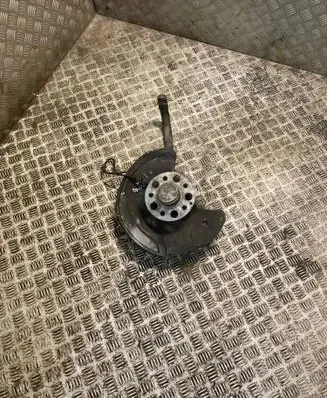 Mercedes-Benz E W211 Front wheel hub 2113302020 A2113302020
