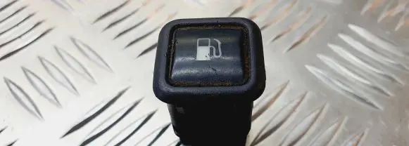 Volkswagen PASSAT B5 Fuel tank opening switch 3B0959833A