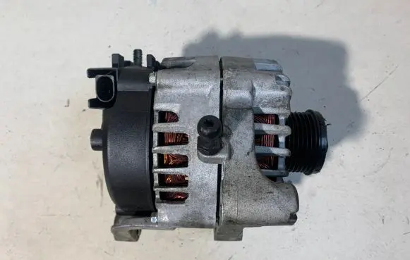 BMW 5 F10 F11 Generator/alternator 2543517C