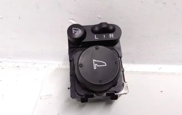 Honda CR-V Wing mirror switch M33212