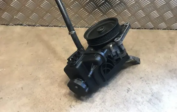 Mercedes-Benz C W204 Power steering pump A2044661881