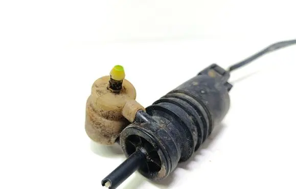 Volkswagen PASSAT B5.5 Windscreen/windshield washer pump