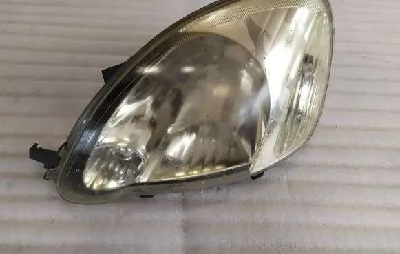 Toyota Yaris Headlight/headlamp 89007614