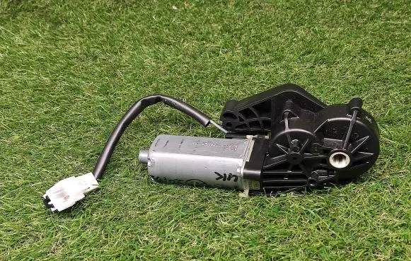 Mercedes-Benz CLS C219 Seat adjustment motor 820648024 0390203207