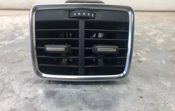 Audi Q3 8U Rear air vent grill 8U0819203A