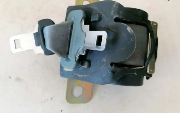 Middle seatbelt (rear)