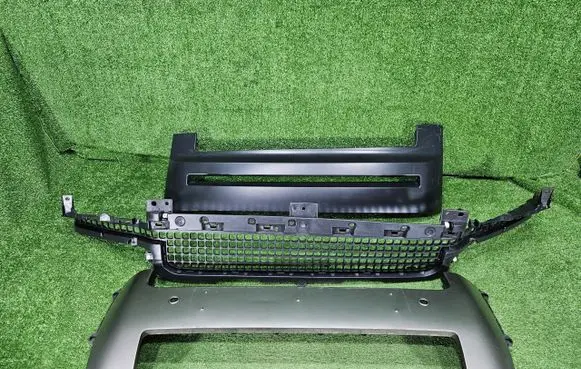 Land Rover Defender Front bumper upper radiator grill L8B2-17820-A