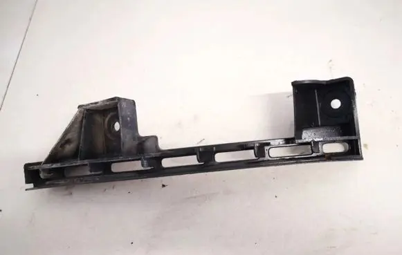 Front bumper mounting bracket