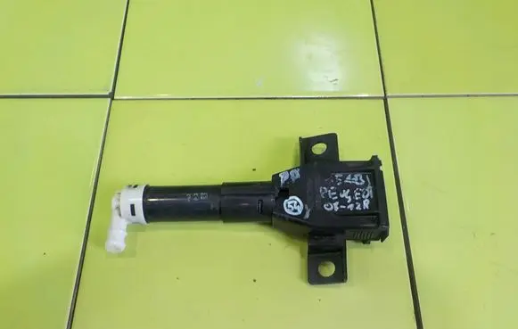 Volkswagen PASSAT B8 Headlight washer pump 87936