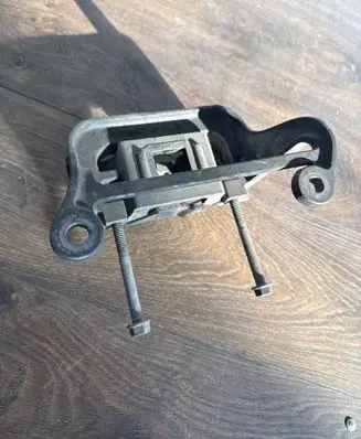 Gearbox mounting bracket