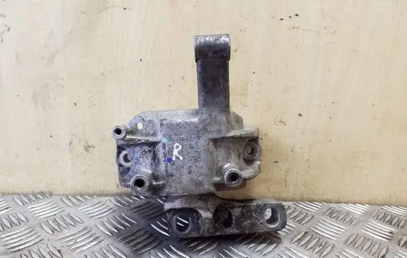 Volkswagen Tiguan Engine mount bracket 5N0199262