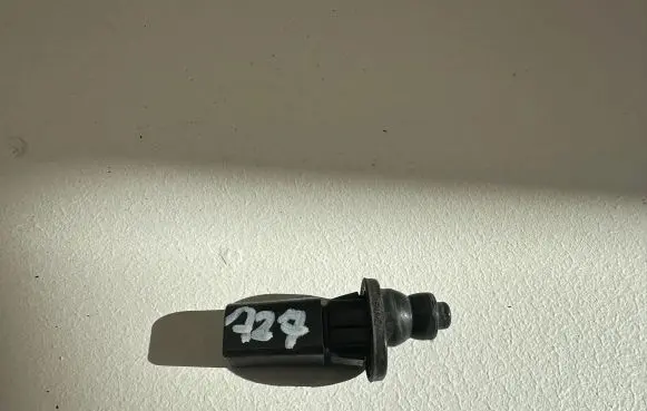 BMW 3 F30 F35 F31 Fuel tank opening switch F21037 P21037