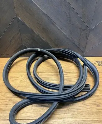Opel Vivaro Front door rubber seal 