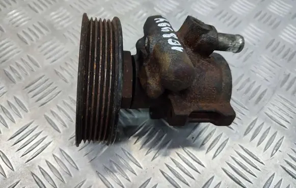 Volkswagen Golf III Power steering pump 1H0422155E 030145269A